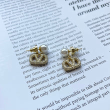 Load image into Gallery viewer, Gold Valentin Pearl Studs
