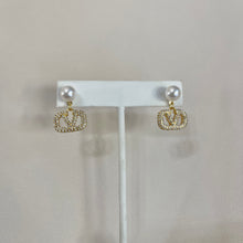 Load image into Gallery viewer, Gold Valentin Pearl Studs
