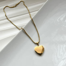 Load image into Gallery viewer, Thick Heart Engraving Necklace
