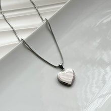 Load image into Gallery viewer, Thick Heart Engraving Necklace
